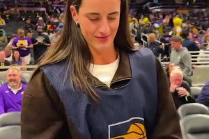 百花争艳 “IVE女团空降快船主场～与快船拉拉队同框”...